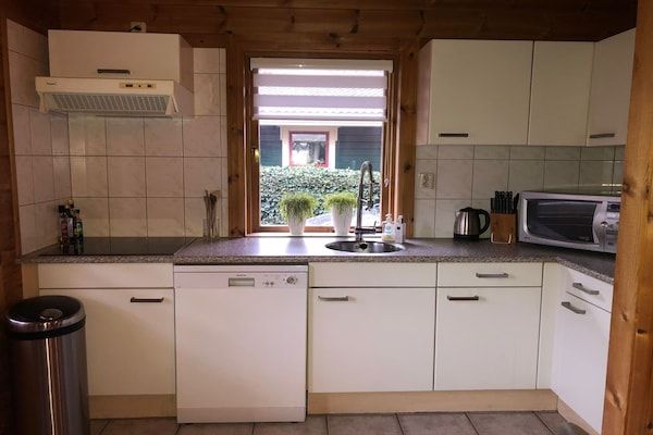 Keuken - Bungalow met omheinde tuin op de Veluwe in Hulshorst (3)