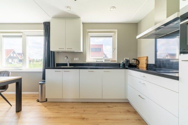 Keuken - Luxe verblijf met sauna en tuin in Scherpenisse (3)