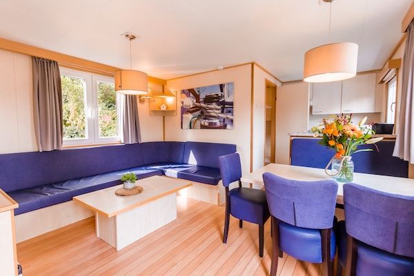 Woonkamer - Chalet aan het water in Leukermeer in Well (4)