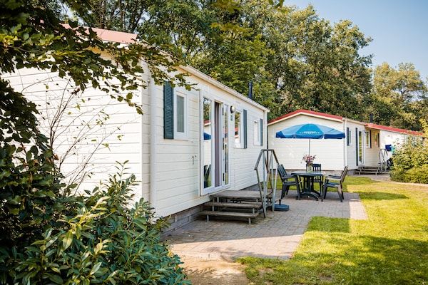 Buitenkant - Chalet bij Leukermeer met terras in Well (5)