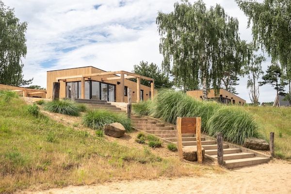 Buitenkant - Luxe Lodge met Strandzicht in Well (5)