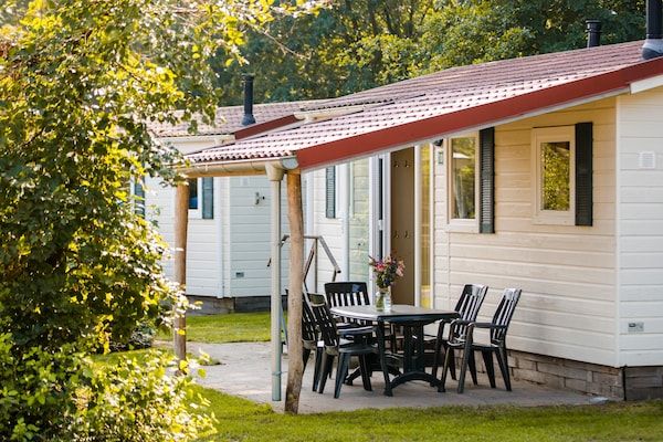 Terras - Chalet aan het water Leukermeer in Well (4)