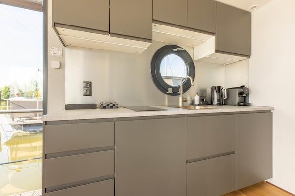 Keuken - Woonboot in de jachthaven van Volendam in Volendam (4)