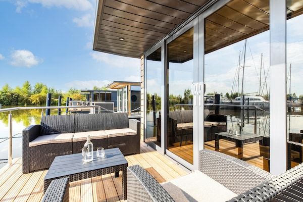 Terras - Woonboot in de jachthaven van Volendam in Volendam (5)