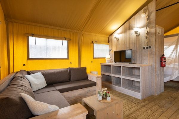 Woonkamer - Safaritent vlakbij Lauwersmeerpark in Vierhuizen (2)