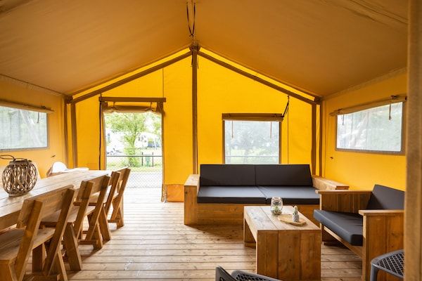 Woonkamer - Safaritent vlakbij Lauwersmeerpark in Vierhuizen (2)