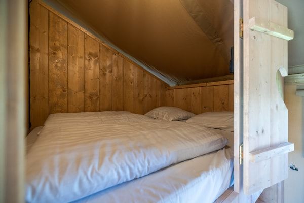 Slaapkamer - Safarilodge voor 6 personen met veranda nabij het IJsselmeer in Andijk (4)