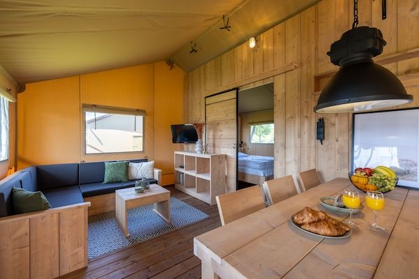 Woonkamer - Safarilodge voor 6 personen met veranda nabij het IJsselmeer in Andijk (1)