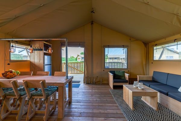 Woonkamer - Safarilodge voor 6 personen met veranda nabij het IJsselmeer in Andijk (2)