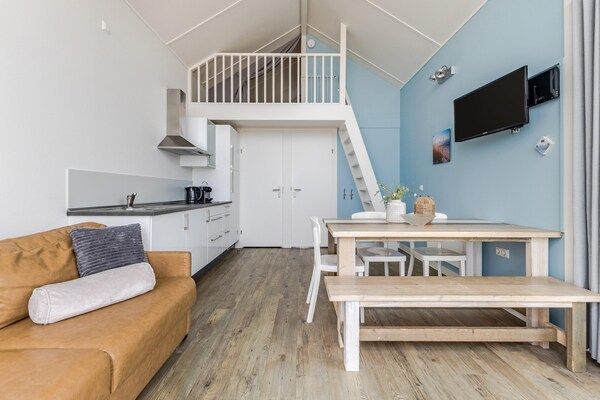 Woonkamer - Strandhuis in Julianadorp met Zeezicht in Julianadorp (3)