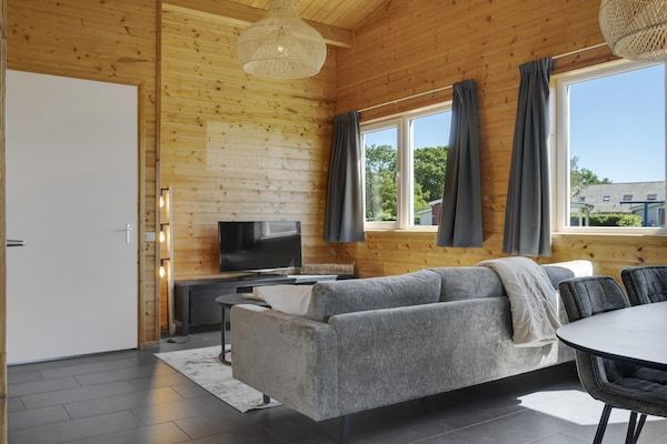 Woonkamer - Landelijk vakantiehuis met gedeeld zwembad in Someren-Heide (3)
