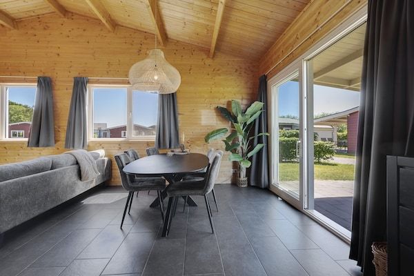 Eetkamer - Landelijk vakantiehuis met gedeeld zwembad in Someren-Heide (4)