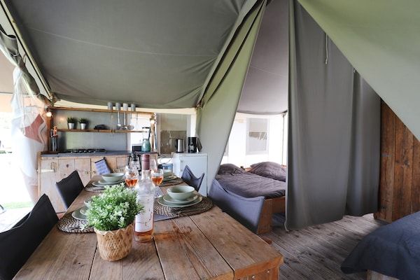 Woonkamer - Safaritent in Friesland bij natuur in Twijzel (5)