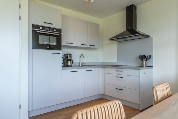 Keuken - Luxe duinvilla met laadstation in Cadzand (3)
