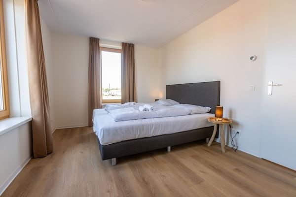 Slaapkamer - Luxe duinvilla met laadstation in Cadzand (4)