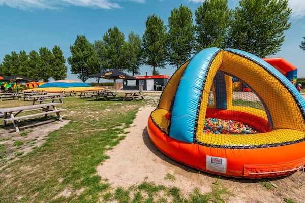 Park - Luxe duinvilla op een vakantiepark in Cadzand (4)