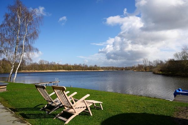 10 pers Lieskehuis Wellness de luxe met sauna buitenspa en toerboot in Groningen - Foto 2 van 40