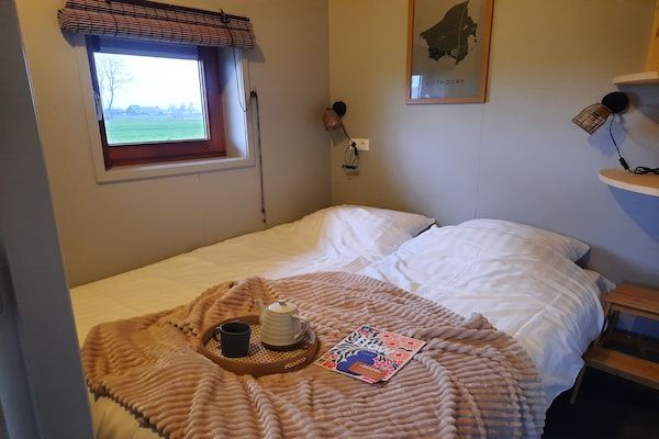 Slaapkamer - Lodge in Drenthe met uitzicht veranda in Ruinerwold (4)