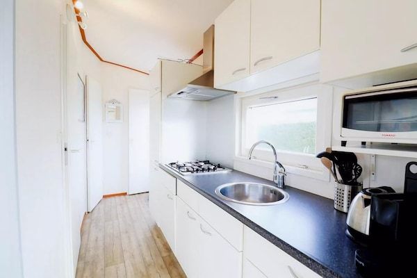 Keuken - Rustgevend duinchalet in Hollum in Hollum (4)
