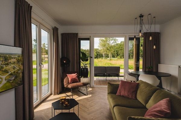 Woonkamer - Luxe panoramische lodge met jacuzzi in Rijssen (2)
