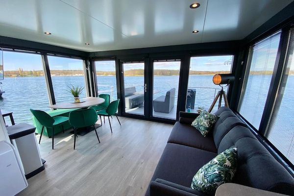 Woonkamer - Woonboot Mookerplas met uitzicht in Middelaar (5)