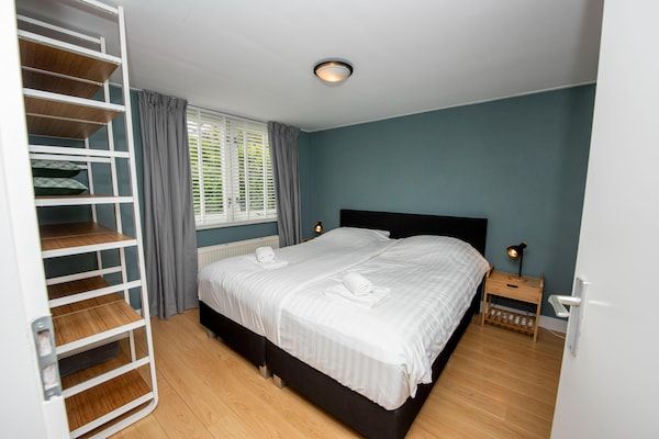Slaapkamer - Vakantie-uitje met een privé-aanlegsteiger in Terherne (4)