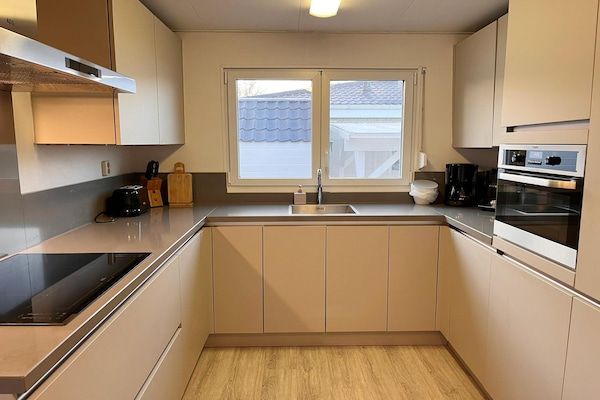 Keuken - Bungalow in Makkum bij het Strand in Friesland (4)