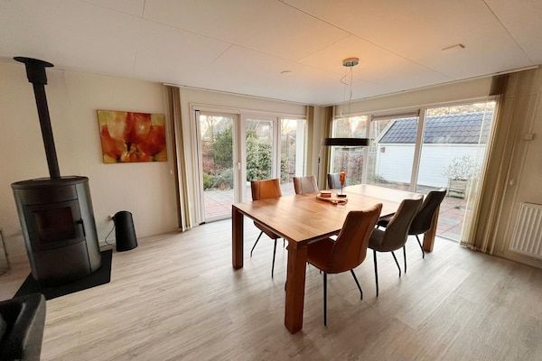 Eetkamer - Bungalow in Makkum bij het Strand in Friesland (3)