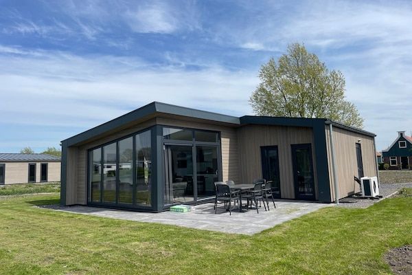 Buitenkant - Modern chalet met 2 badkamers in West-Graftdijk (4)