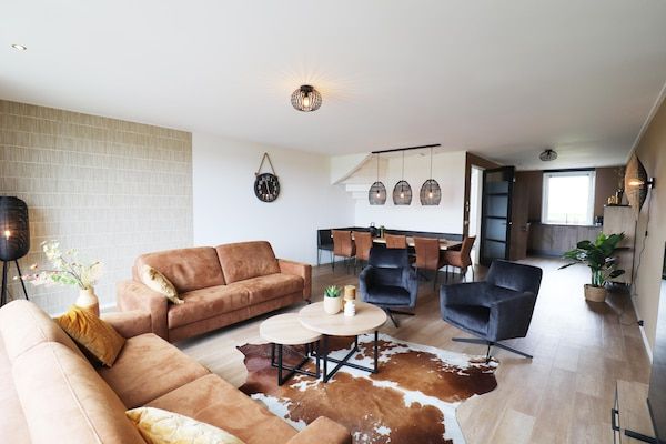 Woonkamer - Twee naast elkaar gelegen luxe villa's in Friesland in Leons (3)