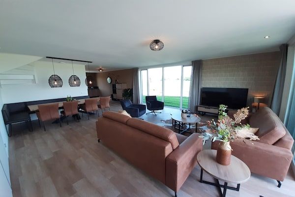 Woonkamer - Twee naast elkaar gelegen luxe villa's in Friesland in Leons (2)
