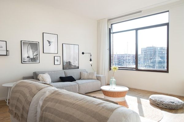 Woonkamer - Modern appartement met uitzicht op de haven in Scheveningen. in Den Haag (4)