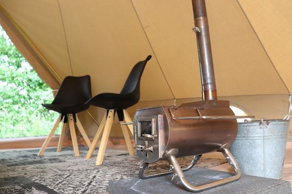 Woonkamer - Glamping in Twijzel bij Natuurgebied in Twijzel (5)