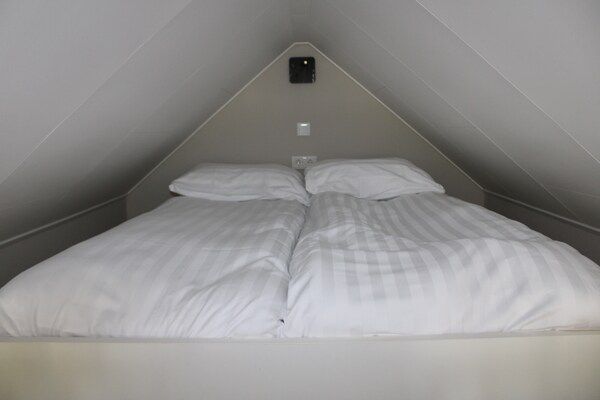 Slaapkamer - Chalet in Nederland met Twee Terrassen in Lathum (3)