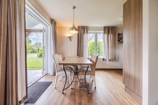 Eetkamer - Villa in Cadzand-Bad bij Noordzeestrand in Cadzand-Bad (4)