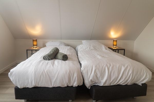 Slaapkamer - Lakeview villa met zwem- en vissteiger in Simonshaven (4)