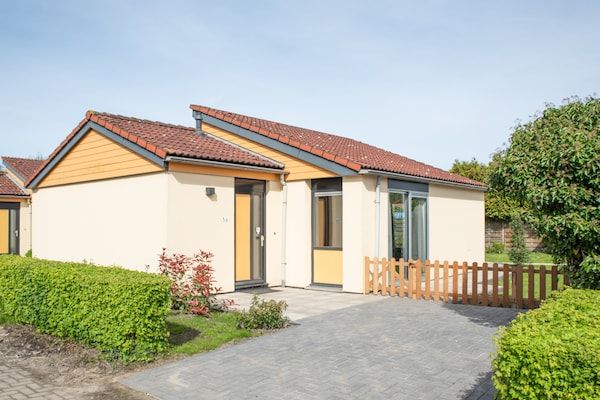 Tuin - Ruim vakantiehuis met terras in Zevenhuizen (1)