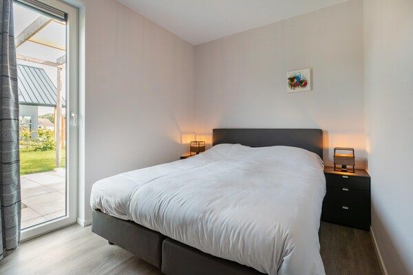 Slaapkamer - Zonnige villa met tuinpatio in Tynaarlo (3)