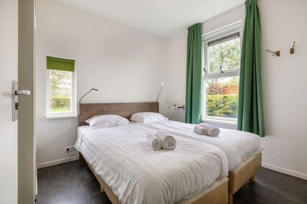 Slaapkamer - Vakantiehuis met uitzicht op de jachthaven in Terherne (3)