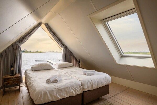 Slaapkamer - Vakantiehuis met tuin nabij Tjeukermeer in Langelille (3)