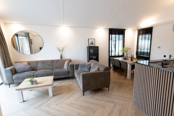 Woonkamer - Deluxe verblijf aan het kanaal in Zevenhuizen (4)