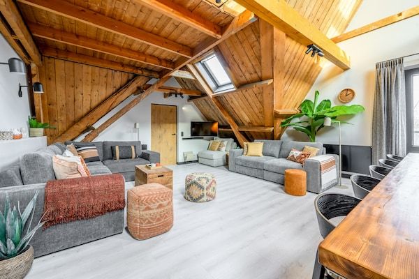 Woonkamer - Prachtige groeps loft met sauna nabij strand zee in Julianadorp (2)