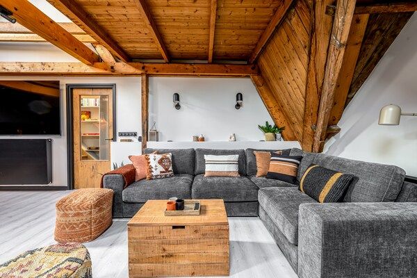 Woonkamer - Prachtige groeps loft met sauna nabij strand zee in Julianadorp (5)