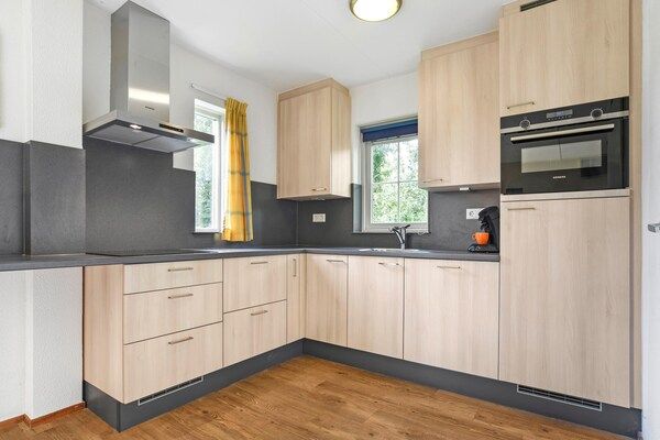 Keuken - Ruime woning met tuin in Brouwershaven (5)