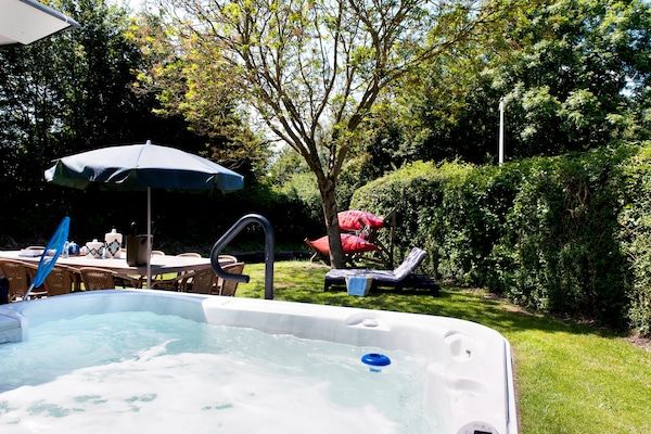 Grand Tolve Wellness de luxe met sauna buitenspa & sloep in Earnewald - Foto 1 van 36