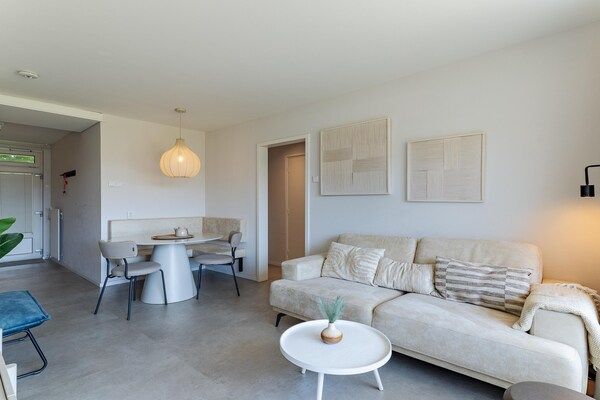 Woonkamer - Appartement in Zoutelande bij het strand in Zoutelande (2)
