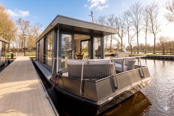 Buitenkant - Woonboot in Offingawier met Uitzicht op Zee in Offingawier (1)