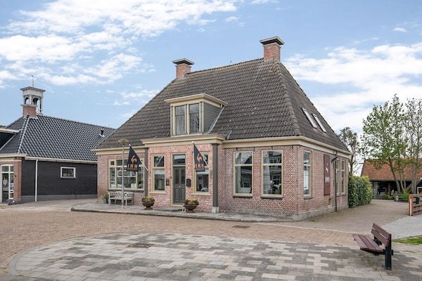 Buitenkant - Historische herberg met 17 nabij Heritage in Ternaard (1)
