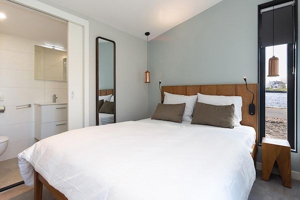 Slaapkamer - Docklodge bij Friese Meren met Privé Aanlegplaats in Delfstrahuizen (4)