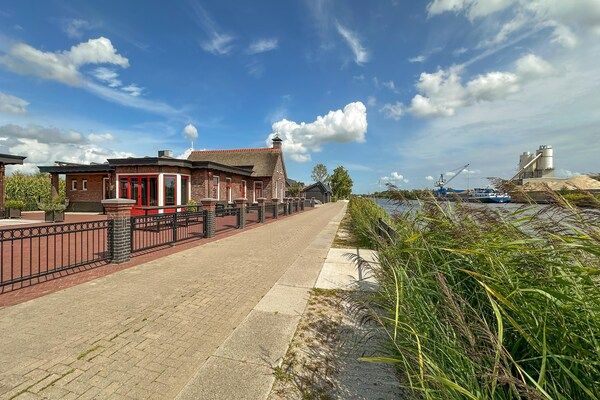 Buitenkant - Vrijstaand Huis aan Kanaal in Friesland in Jistrum / Skûlenboarch (1)